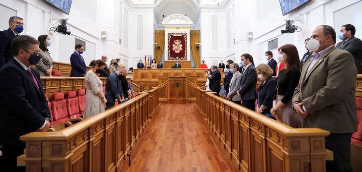 El Pleno de las Cortes de Castilla-La Mancha ha comenzado esta mañana en Toledo con un minuto de silencio en memoria de las mujeres asesinadas en los dos últimos episodios de violencia machista ocurridos en nuestro país