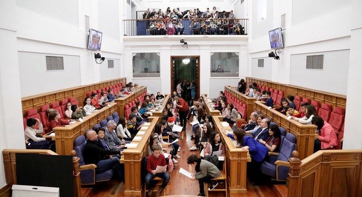 Escolares de Villarrobledo (Albacete) participan en el pleno de la Infancia de las Cortes de Castilla-La Mancha