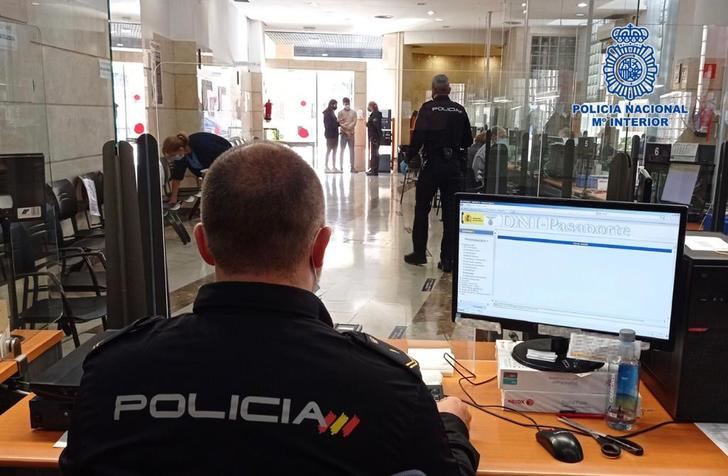 La Policía Nacional refuerza el servicio del DNI y pide que se renueven los documentos caducados