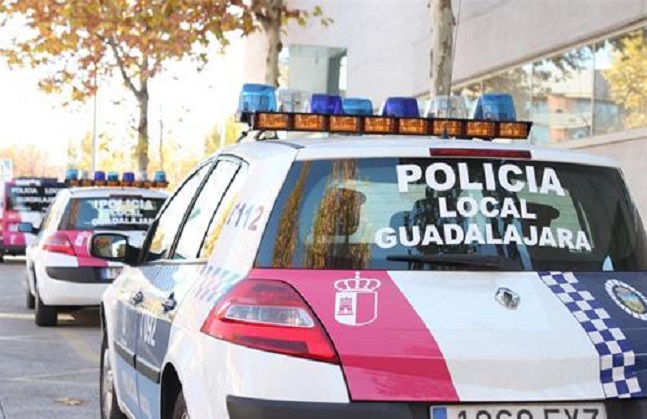 La Policía Local de Guadalajara detiene a un hombre in fraganti mientras robaba en el interior de un vehículo