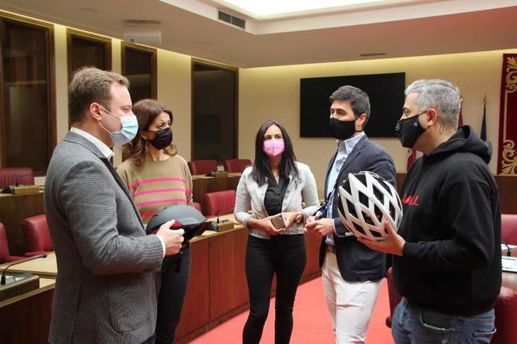 Livall Europa muestra el casco inteligente ganador de los premios 'Ponle Freno' al Ayuntamiento de Albacete