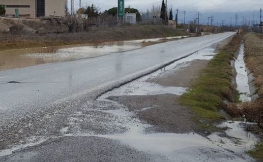 Una balsa de agua obligó al cierre de una carretera cerca de pozo de la cañada en Chinchilla (Albacete), ya abierta