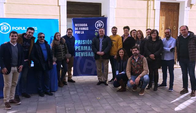 Francisco Núñez encabezó en Almansa la campaña en favor de la prisión permanente revisable.