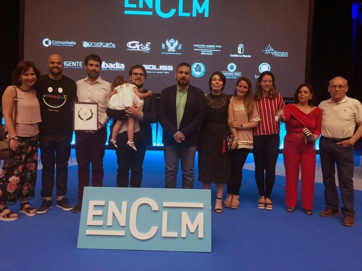 Juan Ramón Amores, alcalde de La Roda, felicita a AdELAnte por su premio Excelente