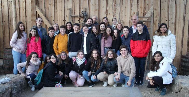 Una clase del IES ‘Río Júcar’ de Madrigueras y una alumna del IESO ‘Harevólar’ de Alovera, ganadores del I concurso de Puy Du Fou España