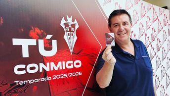 Cabañero renueva su abono del Albacete Balompié, reafirmando su apoyo al club y a la provincia