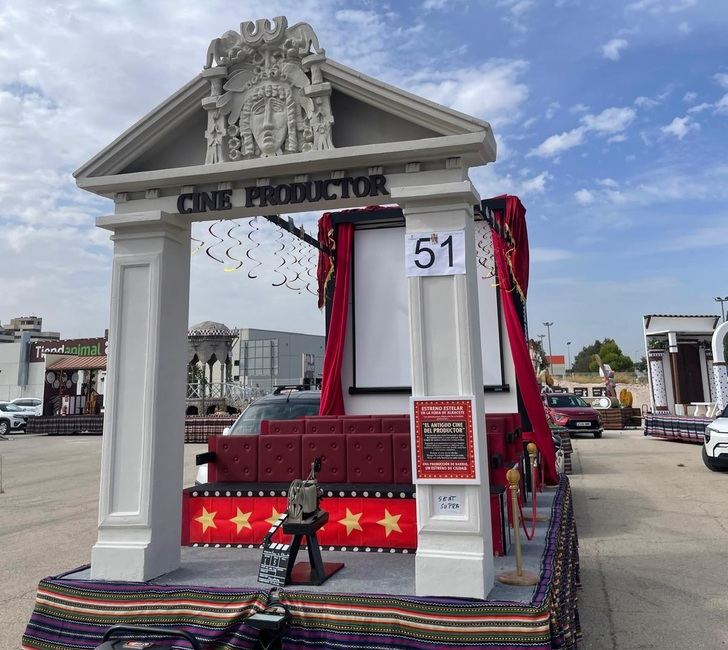 La carroza Cine productor se corona como la ganadora de la Cabalgata de la Feria 2025