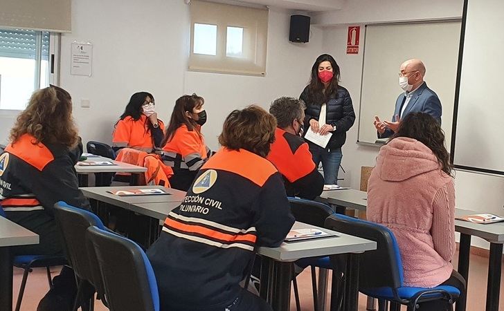 Voluntarios de Protección Civil se forma en la atención a personas dependientes en el ámbito institucional