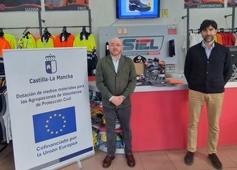 Castilla-La Mancha entrega 528 uniformes a Protección Civil