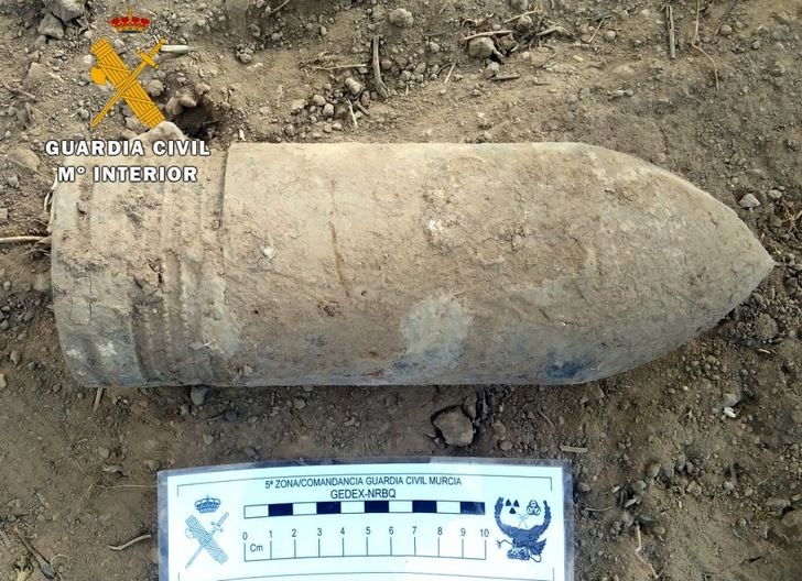 La Guardia Civil desactiva un proyectil de artillería y en Pozo Lorente (Albacete)