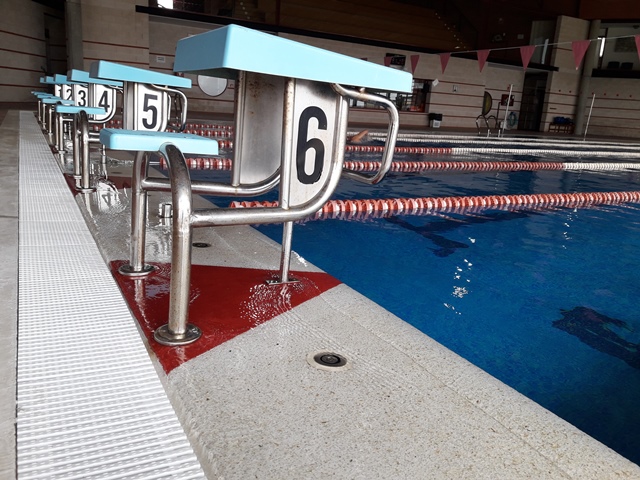 El Ayuntamiento de Hellín mejora la calidad de las instalaciones deportivas de la piscina climatizada