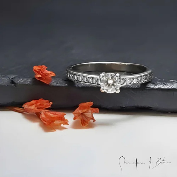 Tendencias en anillos de compromiso 2025