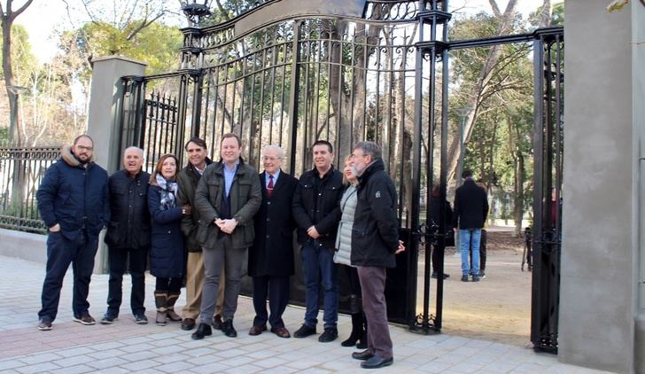 La antigua puerta del Giner de los Ríos se instala en el parque Abelardo Sánchez, por la colaboración entre Ayuntamiento y Diputación de Albacete