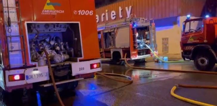 Una nave comercial queda totalmente calcinada a consecuencia de un incendio sin heridos en Puertollano (Ciudad Real)