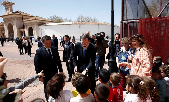 Mariano Rajoy junto al alcalde y un grupo de niños en un colegio cercano al recinto ferial.