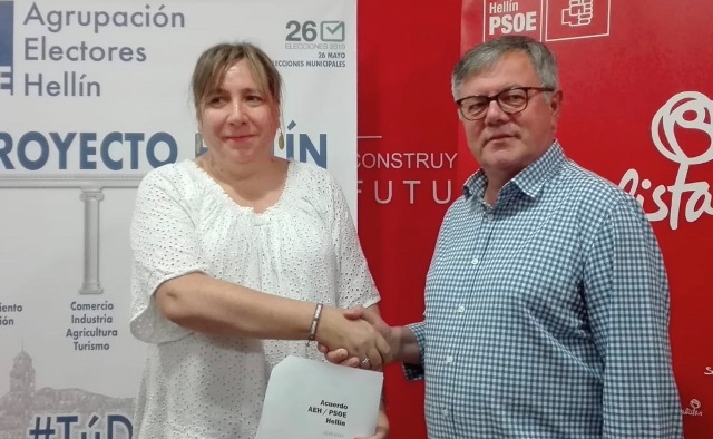 Imagen de la firma del acuerdo para que Ramón García siga siendo alcalde.