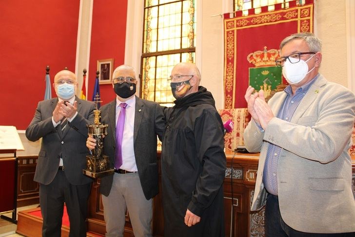 Los Servicios Sanitarios de Hellín, reconocidos como 'Tamborilero del año' por la Asociación de Peñas