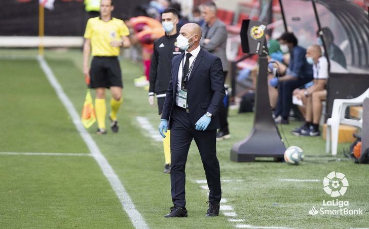 Paco Jémez, entrenador del Rayo, en la banda con mascarilla.