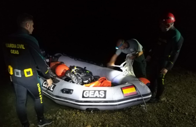 Los GEAS de la Guardia Civil rescatan el cuerpo sin vida de una mujer que cayó con su coche al embalse en Alarcón (Cuenca)