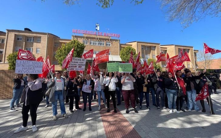 Trabajadoras de la Residencia del Paseo de la Cuba en Albacete protestan por impagos y falta de personal