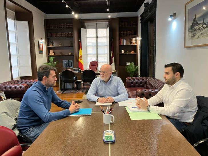El alcalde de Hoya Gonzalo se reúne con el delegado de la Junta para planificar una nueva guardería municipal