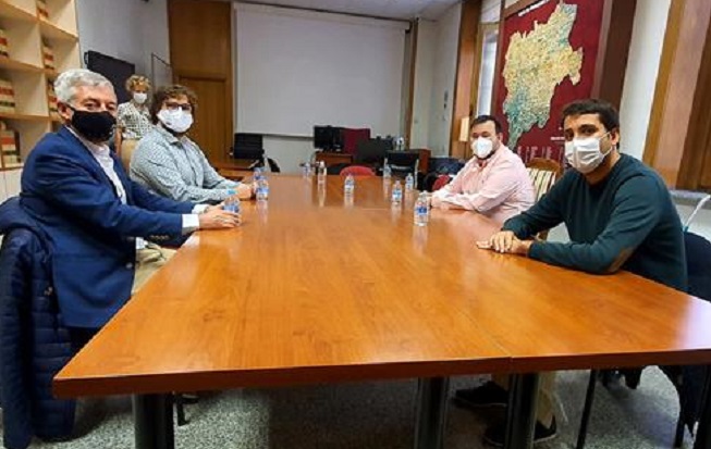 La Federación de Natación, reunida con responsables de la Diputación de Albacete, señala que las piscinas son espacios seguros pese a la COVID