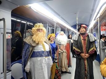 Los Reyes Magos llegan a España en ala delta, metro, velero centenario y helicóptero