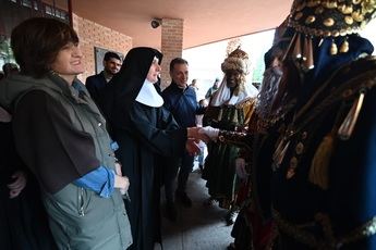 Mensajes de esperanza y cariño: los Reyes Magos alegran a los residentes del Asilo de San Antón de Albacete