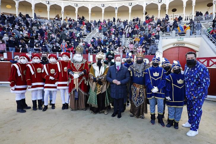 Los niños y niñas de Albacete reciben a los Reyes Mayos de Oriente en una tarde fría y gris