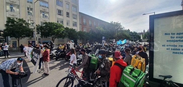 Los 'riders' se concentran en el Congreso para pedir el voto en contra de la Ley que regula sus condiciones