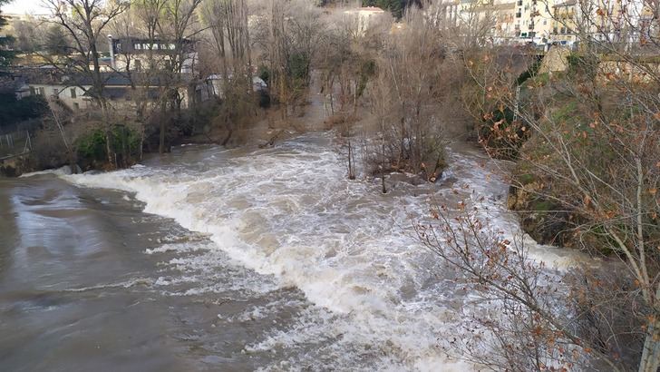 El Ayuntamiento de Cuenca precinta las riberas del Júcar ante el aumento del caudal a 96 m3 por segundo