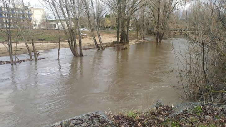 Las lluvias elevan el caudal del Júcar en Cuenca a 34,5 metros cúbicos por segundo anegando partes del paseo fluvial