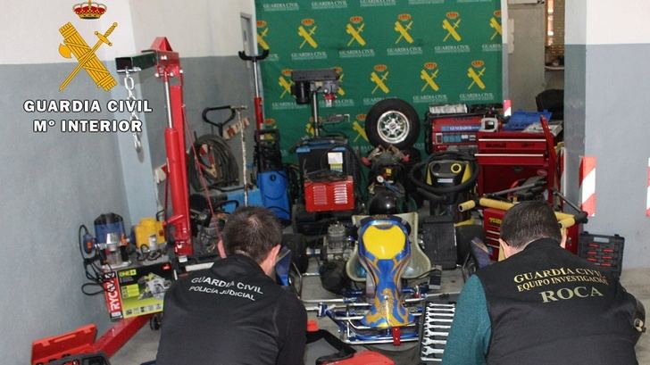 Imagen de la Guardia Civil con algunos de los objetos recuperados.