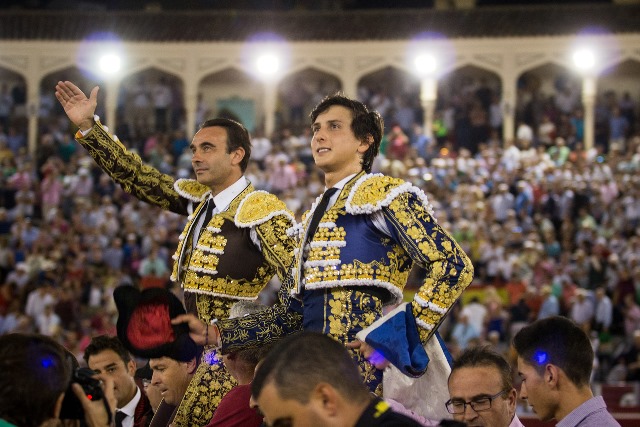 Enrique Ponce y Roca Rey, a hombros en la Feria de Albacete