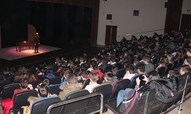 Un millar de alumnos asisten al Teatro de la Paz a las representaciones bilingües de Romeo y Julieta
