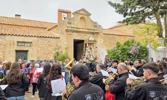 La Virgen cruza el río en una tradición única durante la Romería de Sotuélamos en El Bonillo