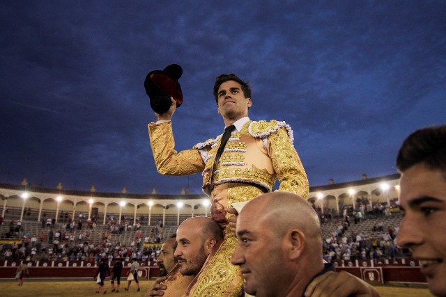 Toros. Rubén Pinar, en una gran tarde, abre la puerta grande en la Feria de Albacete