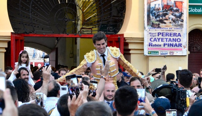 Rubén Pinar saliendo a hombres en la corrida de Asprona de este domingo.