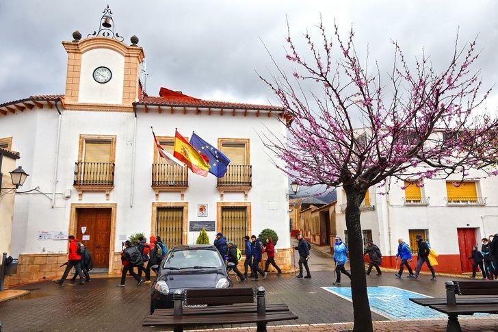 La Lluvia y el viento impidieron hacer cumbre en la piedra del Cambrón, en la Ruta de Senderismo de la Diputación de Albacete