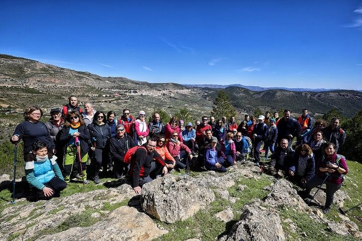 La climatología dio un respiro y el sol lució para los participantes de la ruta senderista por Yeste