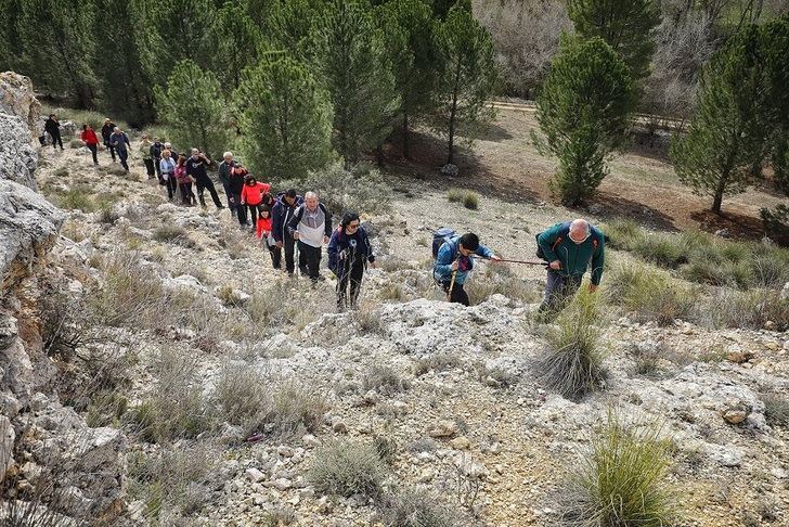 El sol iluminó en Madrigueras las Rutas de Senderismo de la Diputación de Albacete