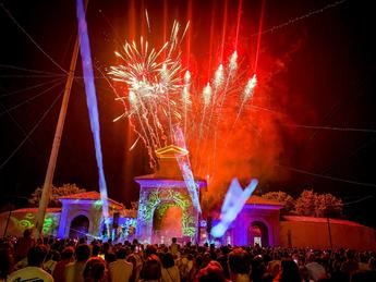 Más de 5.000 antorchas repartidas en Albacete marcan el inicio de las festividades de San Juan, acompañadas por música y tradición
