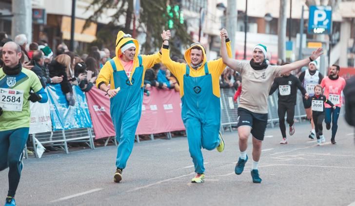 Miles de personas despiden el año en Albacete participando en la San Silvestre