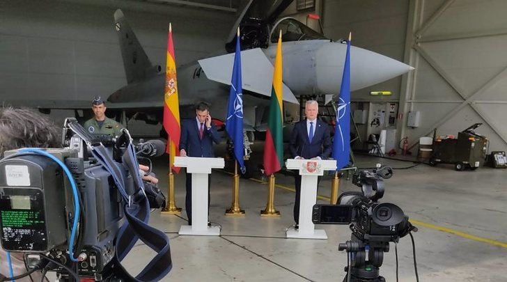 Una alerta por avión no identificado interrumpe en Lituania la comparecencia de Sánchez en la base de la OTAN con Eurofighters de Albacete