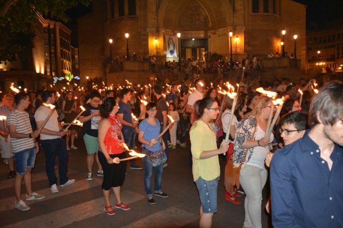 Imagen de archivo del desfile de antorchas.