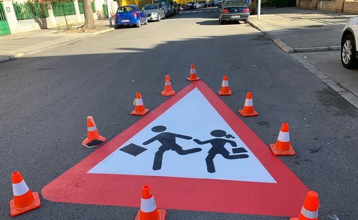 Albacete ‘luce’ señales de gran tamaño ante la proximidad de centros educativos para mejorar la seguridad vial