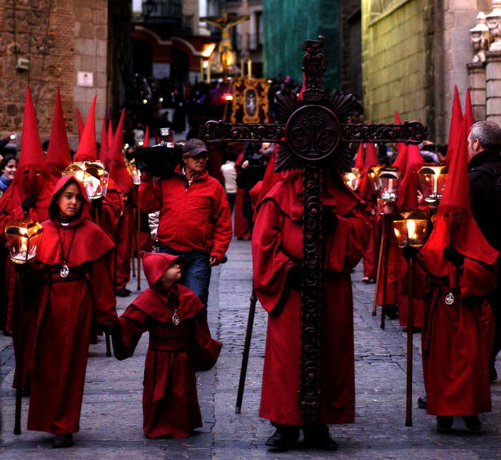 El Cautivo, el Cristo de la Esperanza y el de la Vega procesionan en Toledo
