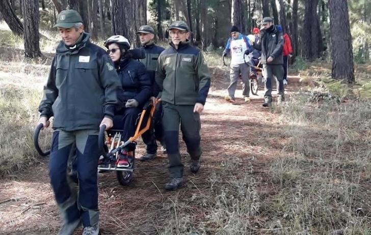 15 personas en silla de ruedas practican senderismo en Albacete con la colaboración de Agentes Medioambientales