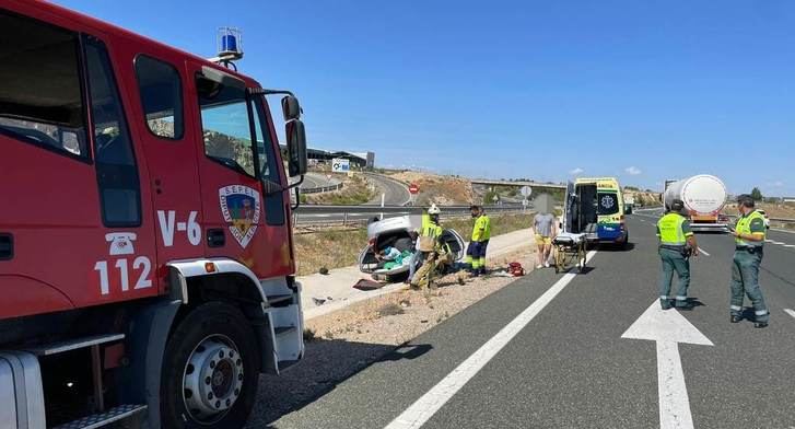 Los bomberos del SEPEI rescatan a una persona atrapada tras un accidente de tráfico en la A-30, en Pozo Cañada (Albacete)