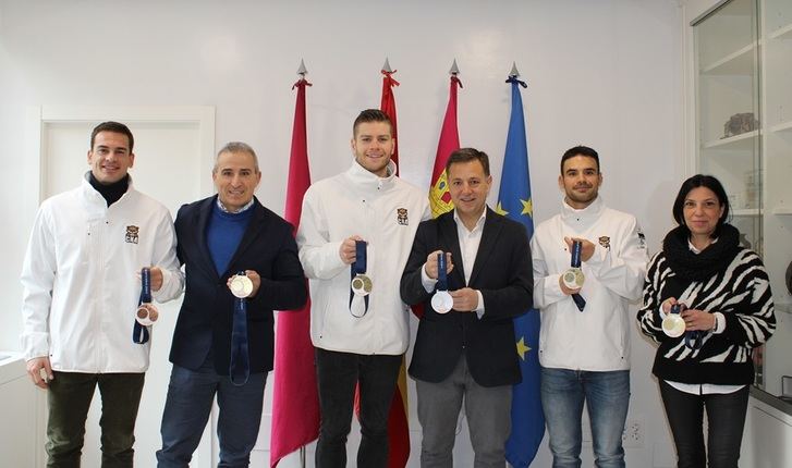 Manuel Serrano felicita al Club Natación de Albacete y a los universitarios campeones de atletismo